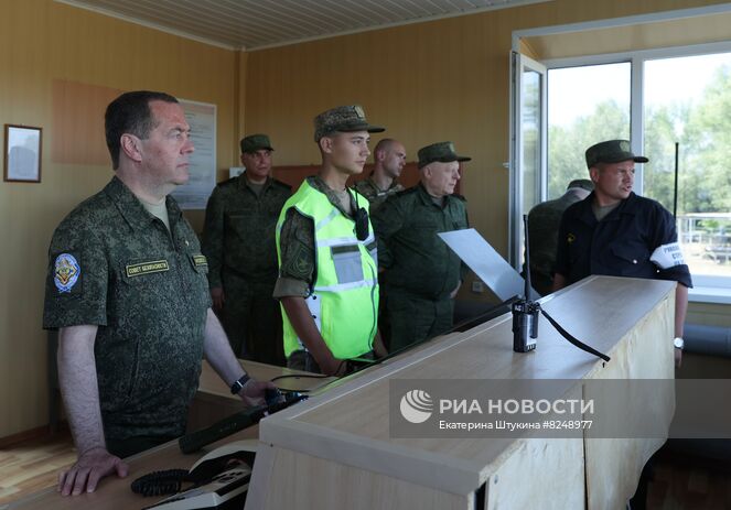 5 августа 2022. Председатель партии "Единая Россия", заместитель председателя Совета безопасности РФ Дмитрий Медведев во время посещения Тоцкого военного гарнизона в Оренбургской области. Место: Россия, Оренбургская область. Автор: Екатерина Штукина/РИА Новости. Зампред Совбеза РФ Медведев посетил Тоцкий гарнизон в Оренбургской области
