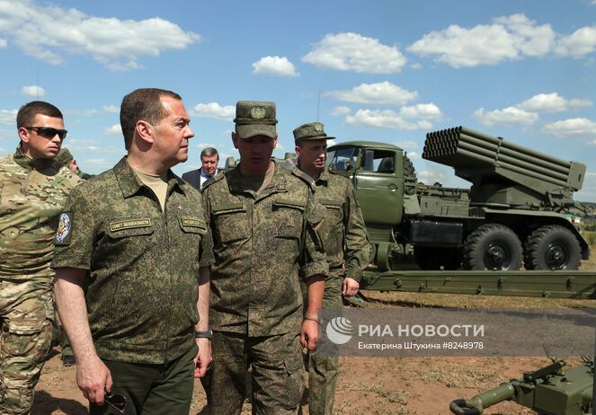 5 августа 2022. Председатель партии "Единая Россия", заместитель председателя Совета безопасности РФ Дмитрий Медведев во время посещения Тоцкого военного гарнизона в Оренбургской области. Место: Россия, Оренбургская область. Автор: Екатерина Штукина/РИА Новости. Зампред Совбеза РФ Медведев посетил Тоцкий гарнизон в Оренбургской области
