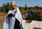 Священник на памятном мероприятии по случаю 8-ой годовщины со дня гибели Андрея Стенина у памятника российским журналистам, героически погибшим в ходе боевых действий в Донбассе 6 августа 2014 года: спецкору МИА "Россия Сегодня" Андрею Стенину, военкорам агентства "Icorpus" Андрею Вячало и Сергею Коренченкову, на месте их гибели в районе поселка Зрубное города Снежное в ДНР. Место: Донецкая народная республика, Снежное. Автор: Сергей Аверин/РИА Новости. Памятное мероприятие на месте гибели А. Стенина в ДНР