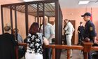 Подсудимые беседуют со своими адвокатами в зале суда Минского района. В Минске продолжается судебное заседание по уголовному делу о заговоре, совершенном с целью захвата государственной власти неконституционным путем (ч.1 ст.357 УК). По уголовному делу в качестве обвиняемых привлечены пять человек: Юрий Зенкович, Александр Федута, Григорий Костусев, Ольга Голубович и Денис Кравчук. Место: Белоруссия, Минск. Автор: Виктор Толочко/Sputnik/РИА Новости. Заседание суда над обвиняемыми в заговоре А. Федутой и Ю. Зенковичем в Минске