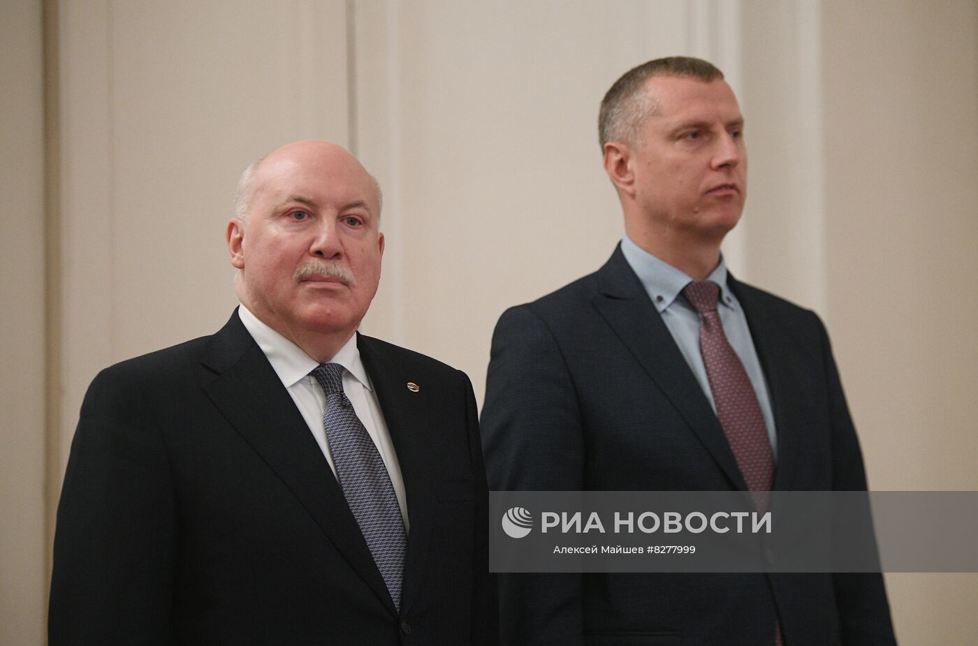 Государственный секретарь Союзного государства России и Белоруссии Дмитрий Мезенцев (слева) и посол Белоруссии в России Дмитрий Крутой на открытии в Доме приемов МИД выставки документов по случаю 250-летия воссоединения народов России и Белоруссии. Место: Россия, Москва. Автор: Алексей Майшев/РИА Новости. Открытие выставки к 250-летию воссоединения народов России и Белоруссии с участием С. Лаврова