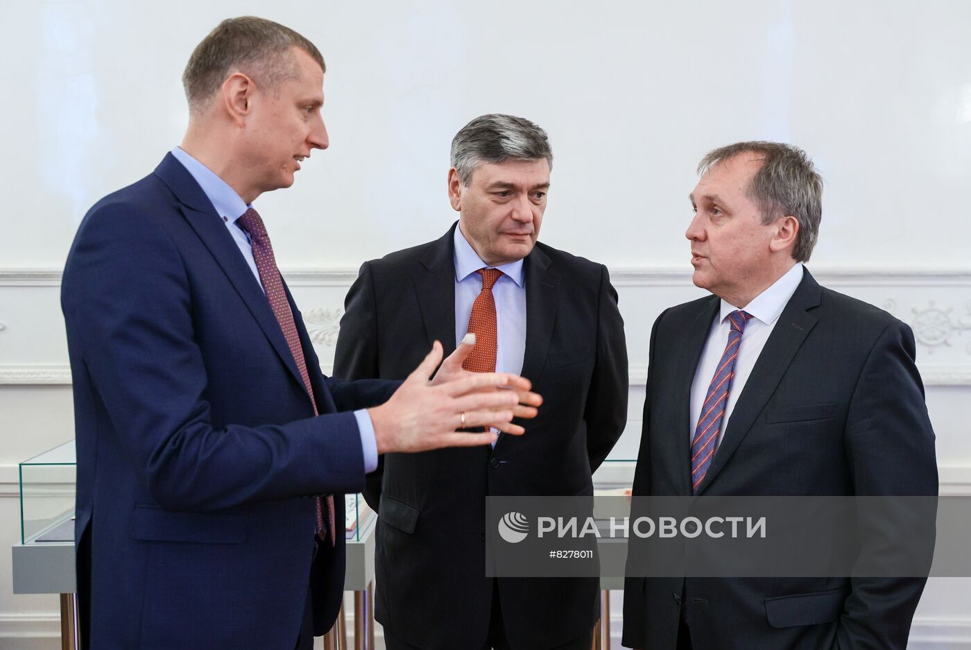 посол Белоруссии в России Дмитрий Крутой (слева), заместитель министра иностранных дел РФ Андрей Руденко (в центре) на открытии в Доме приемов МИД выставки документов по случаю 250-летия воссоединения народов России и Белоруссии. Изображение является раздаточным материалом, предоставлено третьей стороной. Только редакционное использование. Запрет на архивирование, коммерческое использование, рекламную кампанию. Место: Россия, Москва. Открытие выставки к 250-летию воссоединения народов России и Белоруссии с участием С. Лаврова