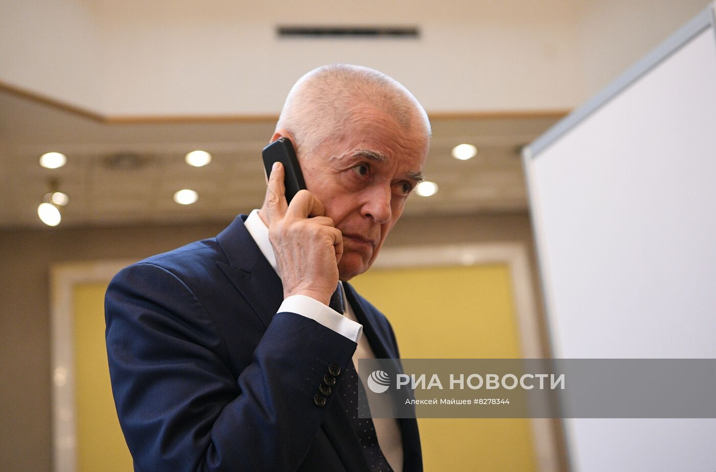 Академик Российской академии наук (РАН) Геннадий Онищенко в здании РАН в Москве. 20 сентября в здании РАН состоится тайное голосование по выбору нового президента РАН. Действующий президент Российской академии наук Александр Сергеев объявил, что снимает свою кандидатуру на выборах главы РАН - он покидает этот пост, проработав на нем один пятилетний срок. Место: Россия, Москва. Автор: Алексей Майшев/РИА Новости. Выборы президента РАН