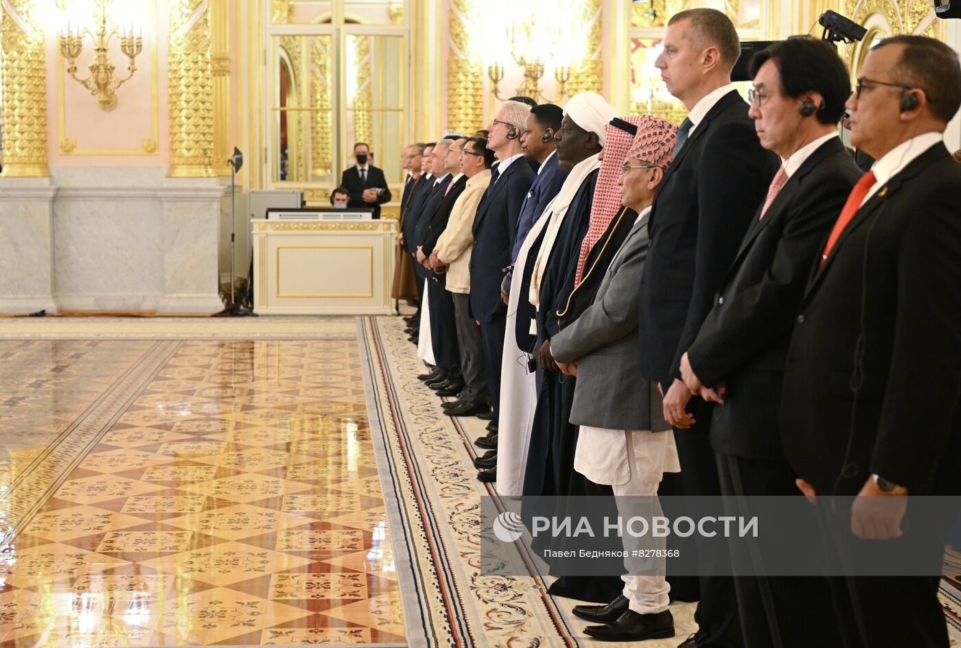 20 сентября 2022. Послы на церемонии вручения президенту РФ Владимиру Путину верительных грамот чрезвычайными и полномочными послами иностранных государств в Александровском зале Большого Кремлёвского дворца. Место: Россия, Москва. Автор: Павел Бедняков/РИА Новости. Президент РФ В. Путин принял верительные грамоты у вновь прибывших послов иностранных государств