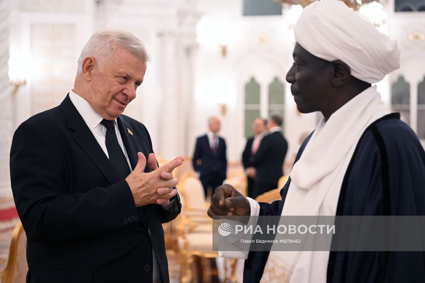 20 сентября 2022. Момчило Бабич (Республика Сербия) и Мохаммед Эльгазали Эльтижани Сиррадж (Республика Судан) (слева направо) перед церемонией вручения президенту РФ Владимиру Путину верительных грамот чрезвычайными и полномочными послами иностранных государств в Александровском зале Большого Кремлёвского дворца. Место: Россия, Москва. Автор: Павел Бедняков/РИА Новости. Президент РФ В. Путин принял верительные грамоты у вновь прибывших послов иностранных государств