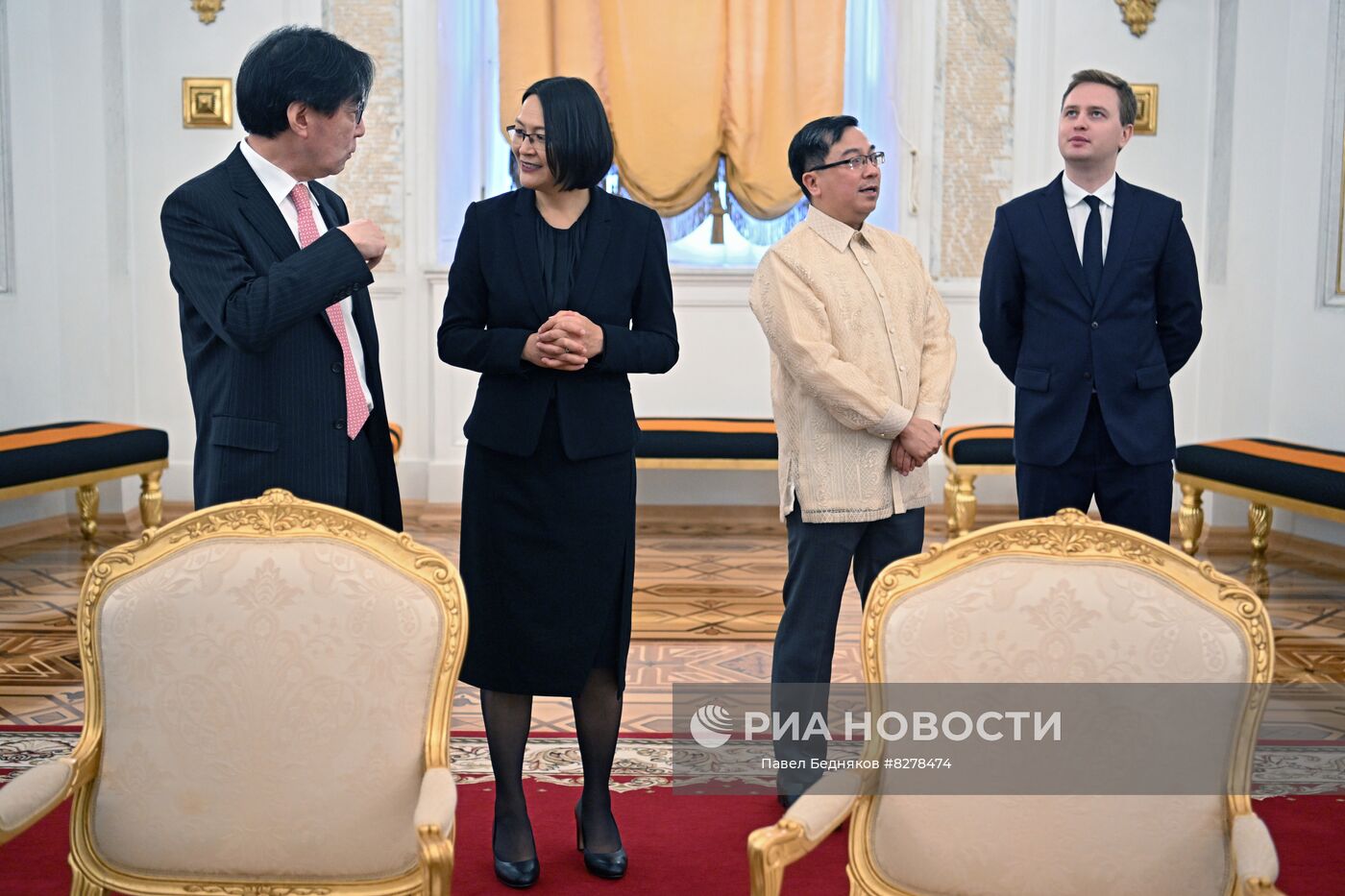 20 сентября 2022. Чан Хо Чжин (Республика Корея), Сара Мари Уолш (Новая Зеландия) и Игорь Гарлит Байлен (Республика Филиппины) (слева направо) перед церемонией вручения президенту РФ Владимиру Путину верительных грамот чрезвычайными и полномочными послами иностранных государств в Александровском зале Большого Кремлёвского дворца. Место: Россия, Москва. Автор: Павел Бедняков/РИА Новости. Президент РФ В. Путин принял верительные грамоты у вновь прибывших послов иностранных государств