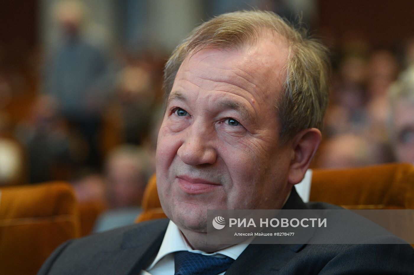 Избранный новый глава Российской академии наук Геннадий Красников на общем собрании РАН в Москве. 20 сентября в здании РАН состоялось тайное голосование по выбору нового президента РАН. Действующий президент Российской академии наук Александр Сергеев объявил, что снимает свою кандидатуру на выборах главы РАН - он покидает этот пост, проработав на нем один пятилетний срок. Место: Россия, Москва. Автор: Алексей Майшев/РИА Новости. Выборы президента РАН
