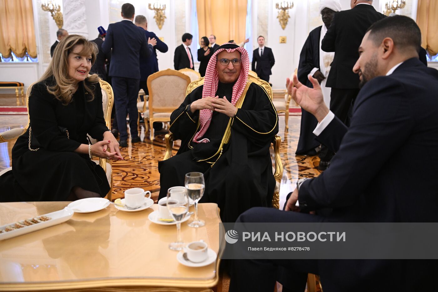 20 сентября 2022. Мария Мадалена Лобу Карвалью Фишер (Португальская Республика), Мансур Айяд Аль-Отейби (Государство Кувейт) и Эмхемед Альмаграви (Государство Ливия) (слева направо) перед церемонией вручения президенту РФ Владимиру Путину верительных грамот чрезвычайными и полномочными послами иностранных государств в Александровском зале Большого Кремлёвского дворца. Место: Россия, Москва. Автор: Павел Бедняков/РИА Новости. Президент РФ В. Путин принял верительные грамоты у вновь прибывших послов иностранных государств