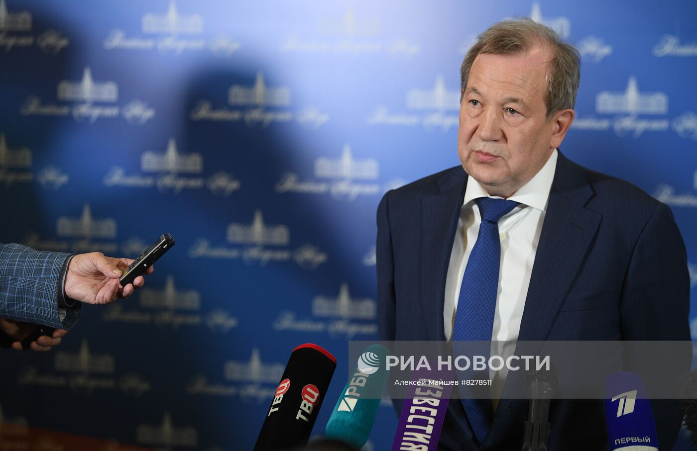 Избранный новый глава Российской академии наук Геннадий Красников во время интервью с журналистами после общего собрания РАН в Москве. 20 сентября в здании РАН состоялось тайное голосование по выбору нового президента РАН. Действующий президент Российской академии наук Александр Сергеев объявил, что снимает свою кандидатуру на выборах главы РАН - он покидает этот пост, проработав на нем один пятилетний срок. Место: Россия, Москва. Автор: Алексей Майшев/РИА Новости. Выборы президента РАН