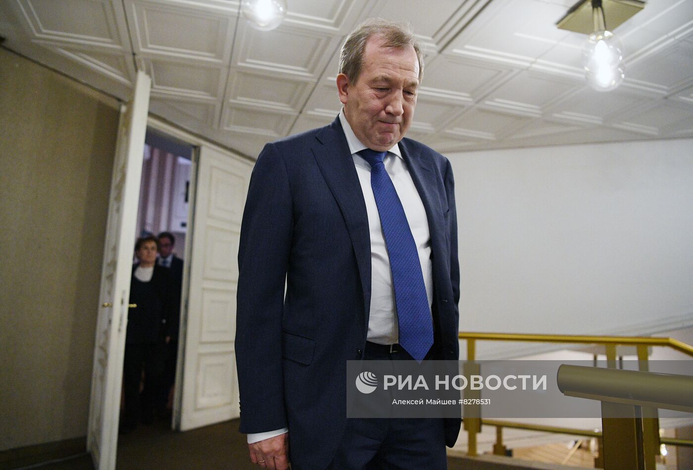 Избранный новый глава Российской академии наук Геннадий Красников выходит из зала после общего собрания РАН в Москве. 20 сентября в здании РАН состоялось тайное голосование по выбору нового президента РАН. Действующий президент Российской академии наук Александр Сергеев объявил, что снимает свою кандидатуру на выборах главы РАН - он покидает этот пост, проработав на нем один пятилетний срок. Место: Россия, Москва. Автор: Алексей Майшев/РИА Новости. Выборы президента РАН
