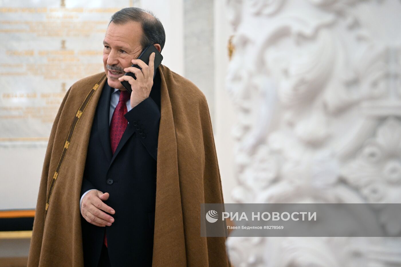 20 сентября 2022. Смаил Бенамара (Алжирская Народная Демократическая Республика) перед церемонией вручения президенту РФ Владимиру Путину верительных грамот чрезвычайными и полномочными послами иностранных государств в Александровском зале Большого Кремлёвского дворца. Место: Россия, Москва. Автор: Павел Бедняков/РИА Новости. Президент РФ В. Путин принял верительные грамоты у вновь прибывших послов иностранных государств