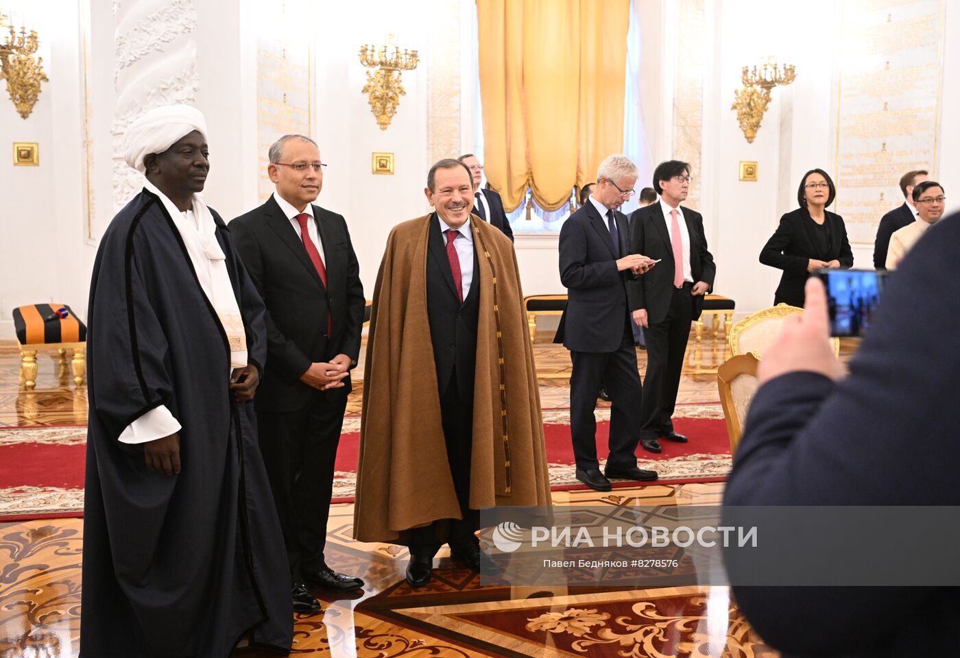 20 сентября 2022. Послы перед церемонией вручения президенту РФ Владимиру Путину верительных грамот чрезвычайными и полномочными послами иностранных государств в Александровском зале Большого Кремлёвского дворца. Место: Россия, Москва. Автор: Павел Бедняков/РИА Новости. Президент РФ В. Путин принял верительные грамоты у вновь прибывших послов иностранных государств