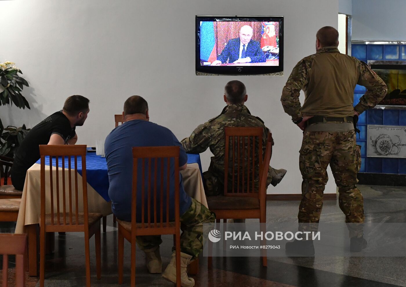 Военнослужащие смотрят трансляцию срочного телеобращения президента РФ Владимира Путина к россиянам в Донецкой области. 21 сентября Путин объявил частичную военную мобилизацию в России. Она коснется "прежде всего тех, кто проходил службу в рядах вооруженных сил, имеет определенные военно-учетные специальности и соответствующий опыт", заявил президент. Место: Донецкая народная республика. Автор: РИА Новости/РИА Новости. Трансляция срочного обращения В. Путина к россиянам Трансляция срочного обращения В. Путина к россиянам