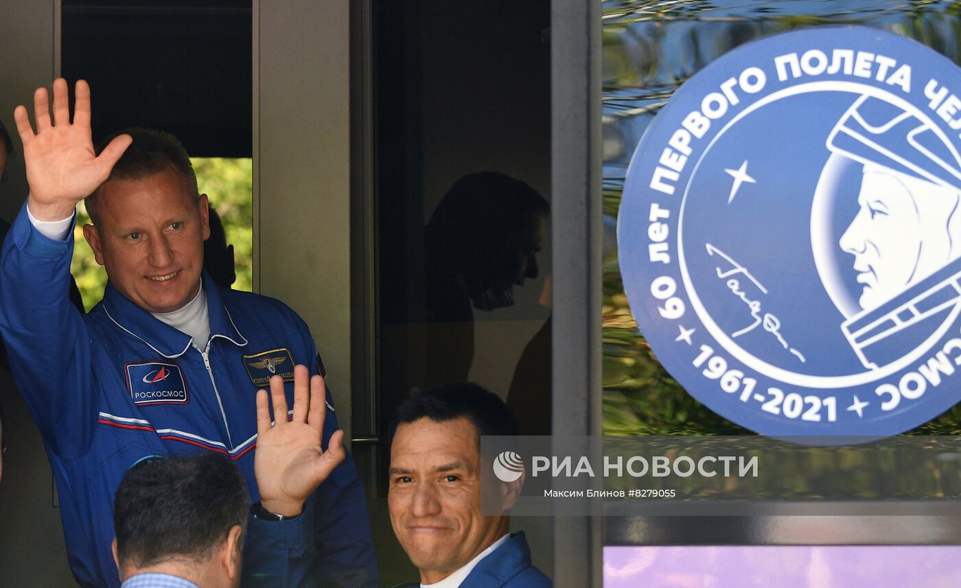 Члены основного экипажа, космонавт Роскосмоса Сергей Прокопьев и астронавт НАСА Франциско Рубио (слева направо) во время выезда для подготовки к запуску ракеты-носителя "Союз-2.1а" с транспортным пилотируемым кораблем "Союз МС-22" с космодрома Байконур. Место: Казахстан, Байконур. Автор: Максим Блинов/РИА Новости. Пуск РН "Союз-2.1а" с ПК "Союз МС-22" с космодрома Байконур