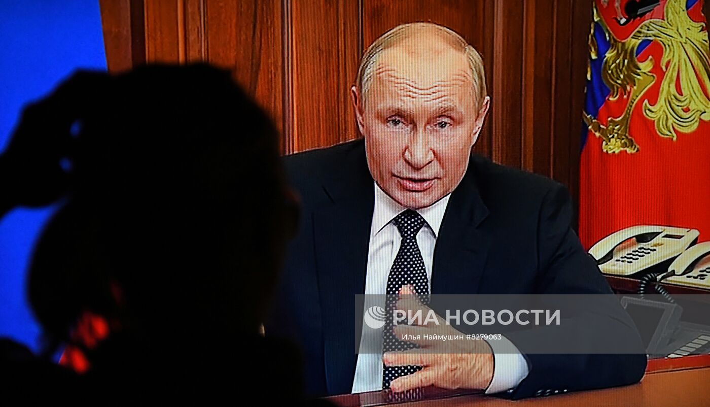 Женщина смотрит трансляцию срочного телеобращения президента РФ Владимира Путина к гражданам России в Красноярске. 21 сентября Путин объявил частичную военную мобилизацию в России. Она коснется "прежде всего тех, кто проходил службу в рядах вооруженных сил, имеет определенные военно-учетные специальности и соответствующий опыт", заявил президент.
Место: Россия, Красноярск. Автор: Илья Наймушин/РИА Новости. Трансляция срочного обращения В. Путина к россиянам