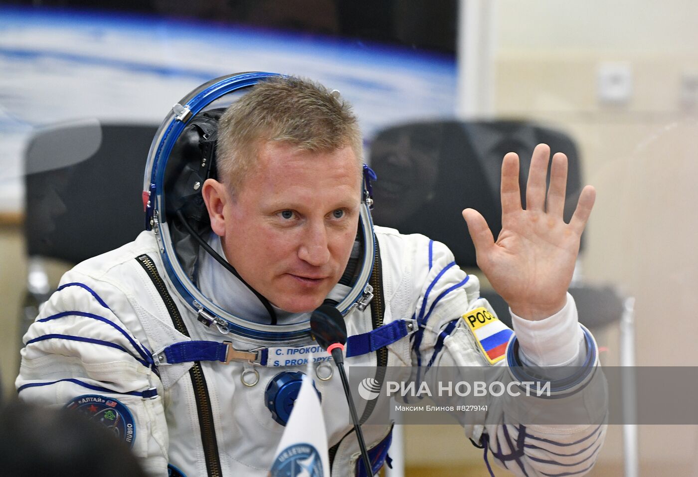 Член основного экипажа космонавт Роскосмоса Сергей Прокопьев после надевания скафандра в монтажно-испытательном корпусе космодрома Байконур. Старт ракеты-носителя "Союз-2.1а" с пилотируемым кораблем "Союз МС-22" "К. Э. Циолковский" и экипажем МКС-68 запланирован с космодрома Байконур 21 сентября. Место: Казахстан, Байконур. Автор: Максим Блинов/РИА Новости. Пуск РН "Союз-2.1а" с ПК "Союз МС-22" с космодрома Байконур
