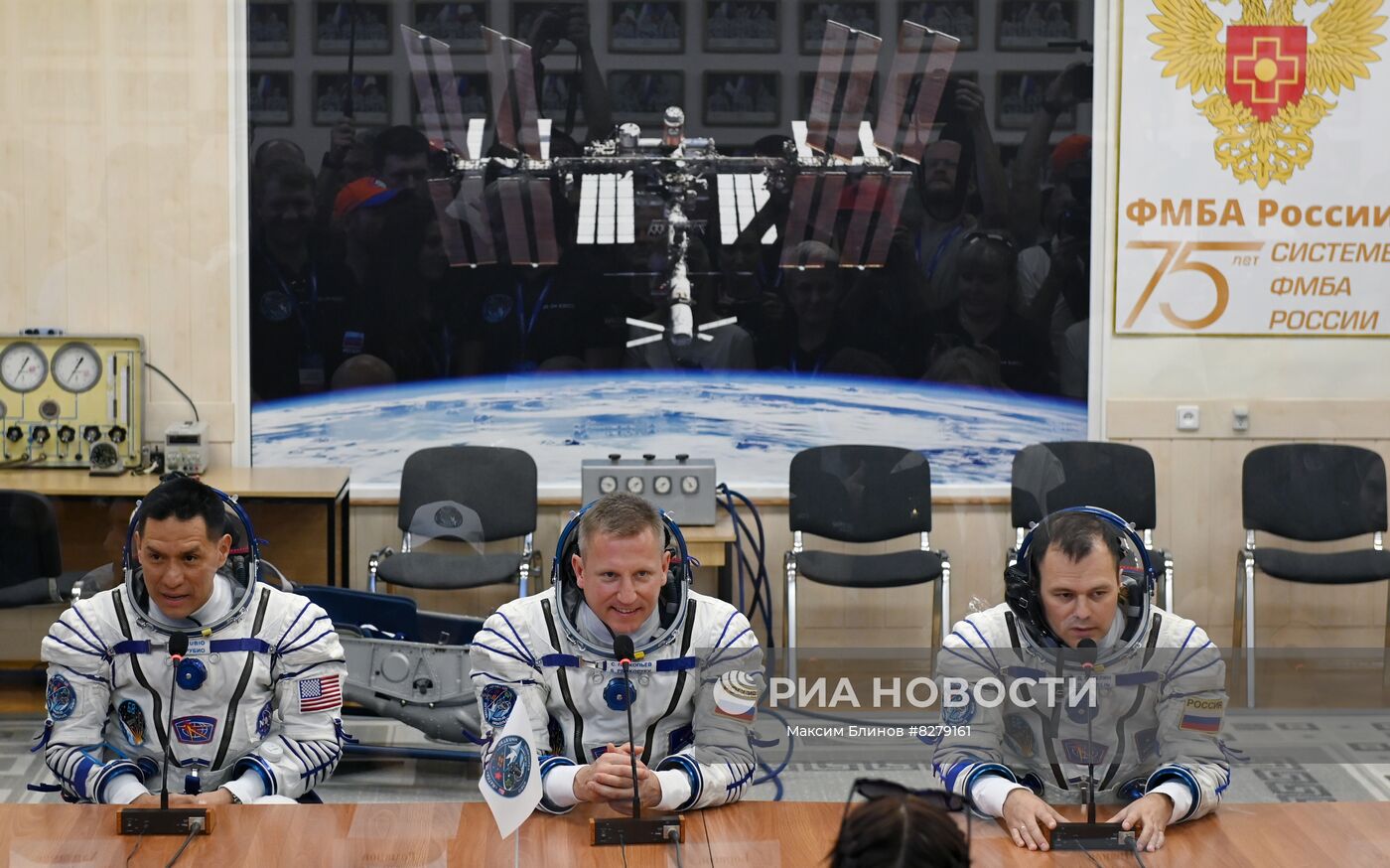 Члены основного экипажа, астронавт НАСА Франциско Рубио, космонавты Роскосмоса Сергей Прокопьев и Дмитрий Петелин (слева направо) в скафандрах в монтажно-испытательном корпусе космодрома Байконур. Старт ракеты-носителя "Союз-2.1а" с пилотируемым кораблем "Союз МС-22" "К. Э. Циолковский" и экипажем МКС-68 запланирован с космодрома Байконур 21 сентября. Место: Казахстан, Байконур. Автор: Максим Блинов/РИА Новости. Пуск РН "Союз-2.1а" с ПК "Союз МС-22" с космодрома Байконур