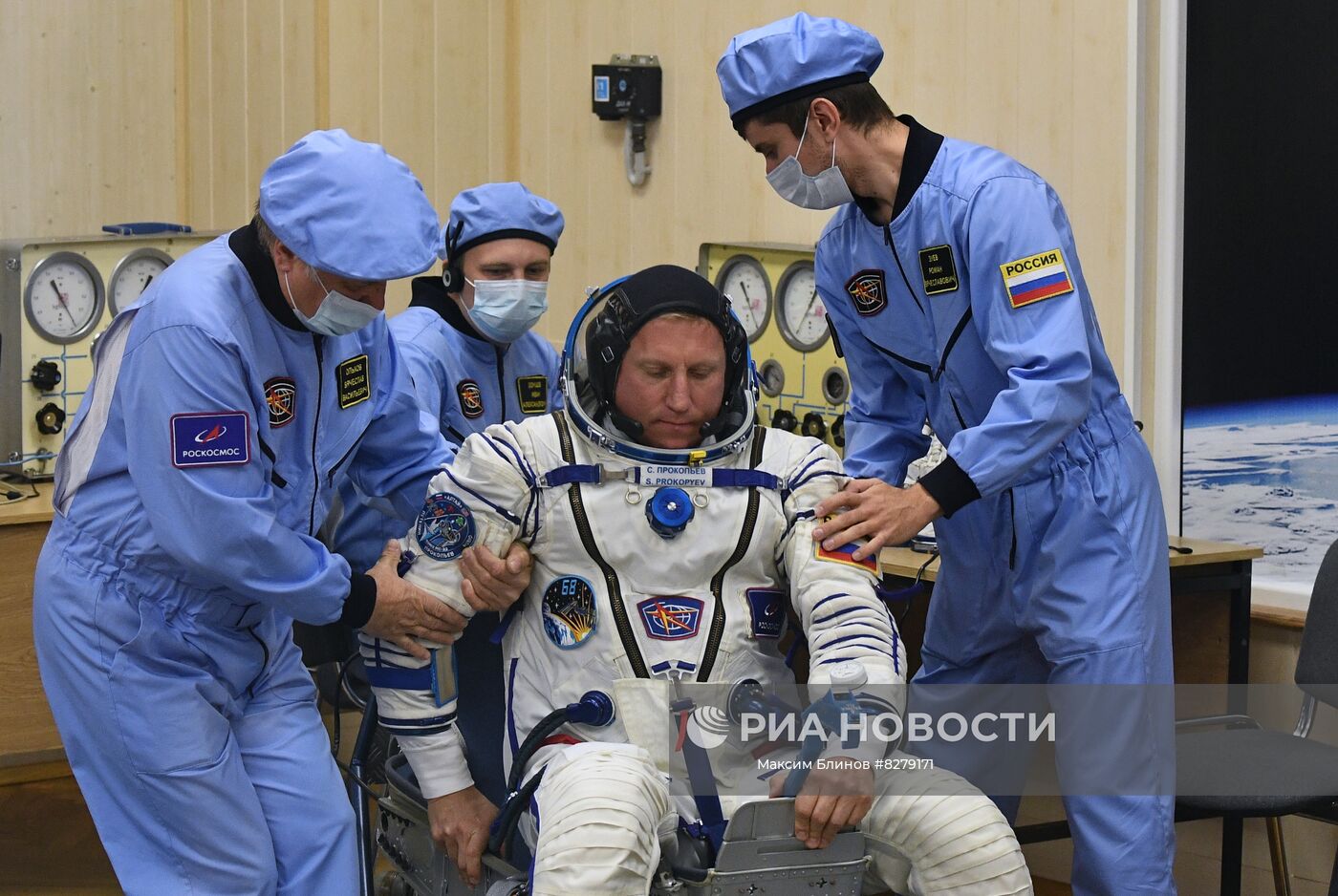 Член основного экипажа космонавт Роскосмоса Сергей Прокопьев во время надевания скафандра в монтажно-испытательном корпусе космодрома Байконур. Место: Казахстан, Байконур. Автор: Максим Блинов/РИА Новости. Пуск РН "Союз-2.1а" с ПК "Союз МС-22" с космодрома Байконур