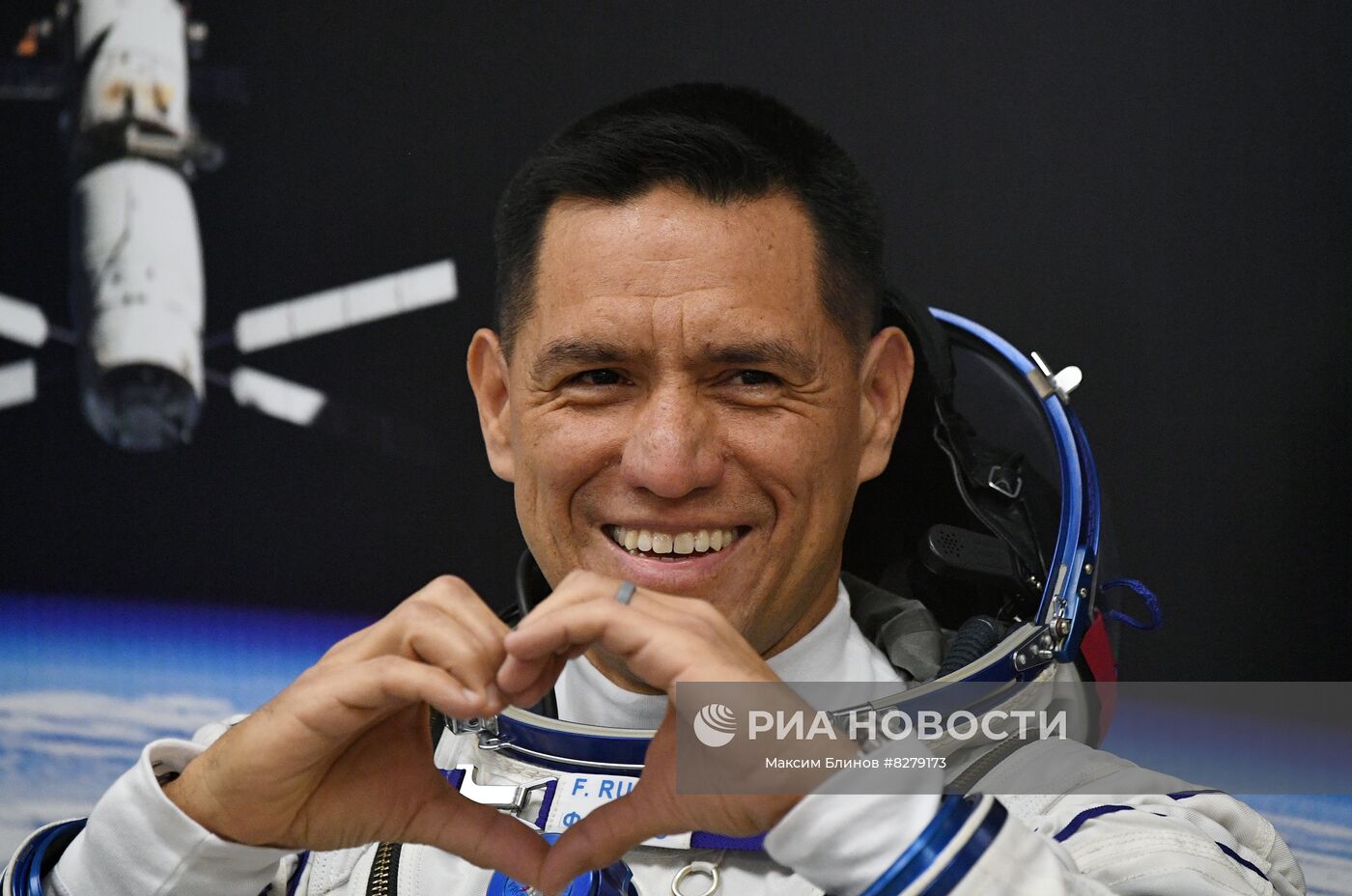 Член основного экипажа астронавт НАСА Франциско Рубио во время надевания скафандра в монтажно-испытательном корпусе космодрома Байконур. Место: Казахстан, Байконур. Автор: Максим Блинов/РИА Новости. Пуск РН "Союз-2.1а" с ПК "Союз МС-22" с космодрома Байконур