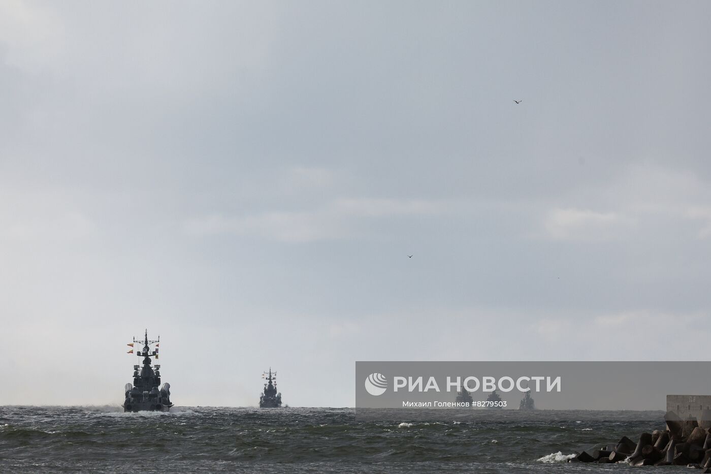 Корабли Балтийского флота на стратегических учениях в Военной гавани Балтийска. Личный состав десантно-высадочных средств отработал организацию связи с пунктом погрузки (выгрузки), практические действия по размещению техники в твиндеке и очередность ее вывода на побережье после транспортировки в установленные нормативы. Место: Россия, Калининград. Автор: Михаил Голенков/РИА Новости. Учения боевых кораблей Балтийского флота