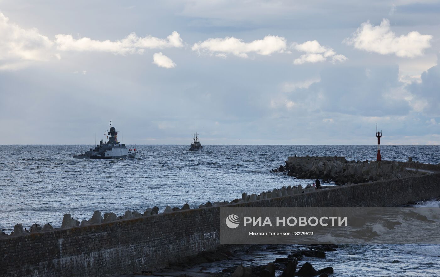 Корабли Балтийского флота на стратегических учениях в Военной гавани Балтийска. Личный состав десантно-высадочных средств отработал организацию связи с пунктом погрузки (выгрузки), практические действия по размещению техники в твиндеке и очередность ее вывода на побережье после транспортировки в установленные нормативы. Место: Россия, Калининград. Автор: Михаил Голенков/РИА Новости. Учения боевых кораблей Балтийского флота