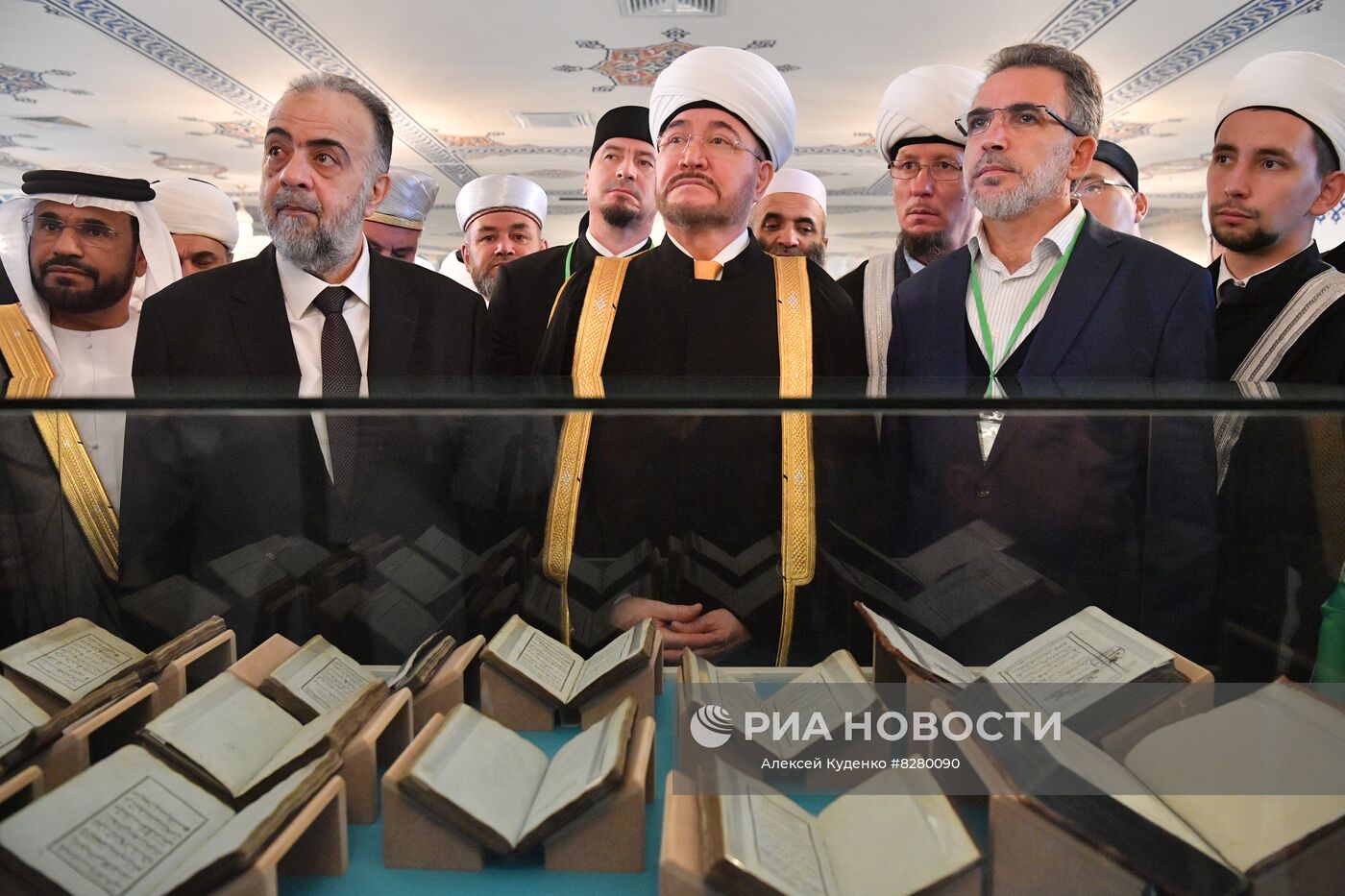 Председатель Духовного управления мусульман Российской Федерации муфтий Равиль Гайнутдин, министр по делам религий Сирийской Арабской Республики (САР) Мухаммад Абдель Саттар Аль-Сайед и председатель Высшего исламского совета Турции, профессор Абдурахман Хачкалы (слева направо) во время открытия выставки "Кораны России" в Московской Соборной мечети. Место: Россия, Москва. Автор: Алексей Куденко/РИА Новости. Открытие выставки "Кораны России"