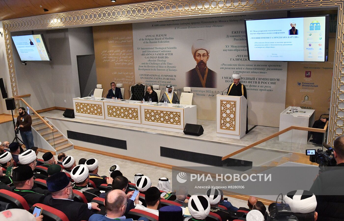 Председатель Духовного управления мусульман Российской Федерации муфтий Равиль Гайнутдин выступает во время XV Международной теологической научно-образовательной конференции "Чтения имени Галимджана Баруди" на тему "Российское богословие и вызовы времени: от ревизии идей к динамичному развитию в интересах общества" в Московской Соборной мечети. Место: Россия, Москва. Автор: Алексей Куденко/РИА Новости. Открытие выставки "Кораны России"