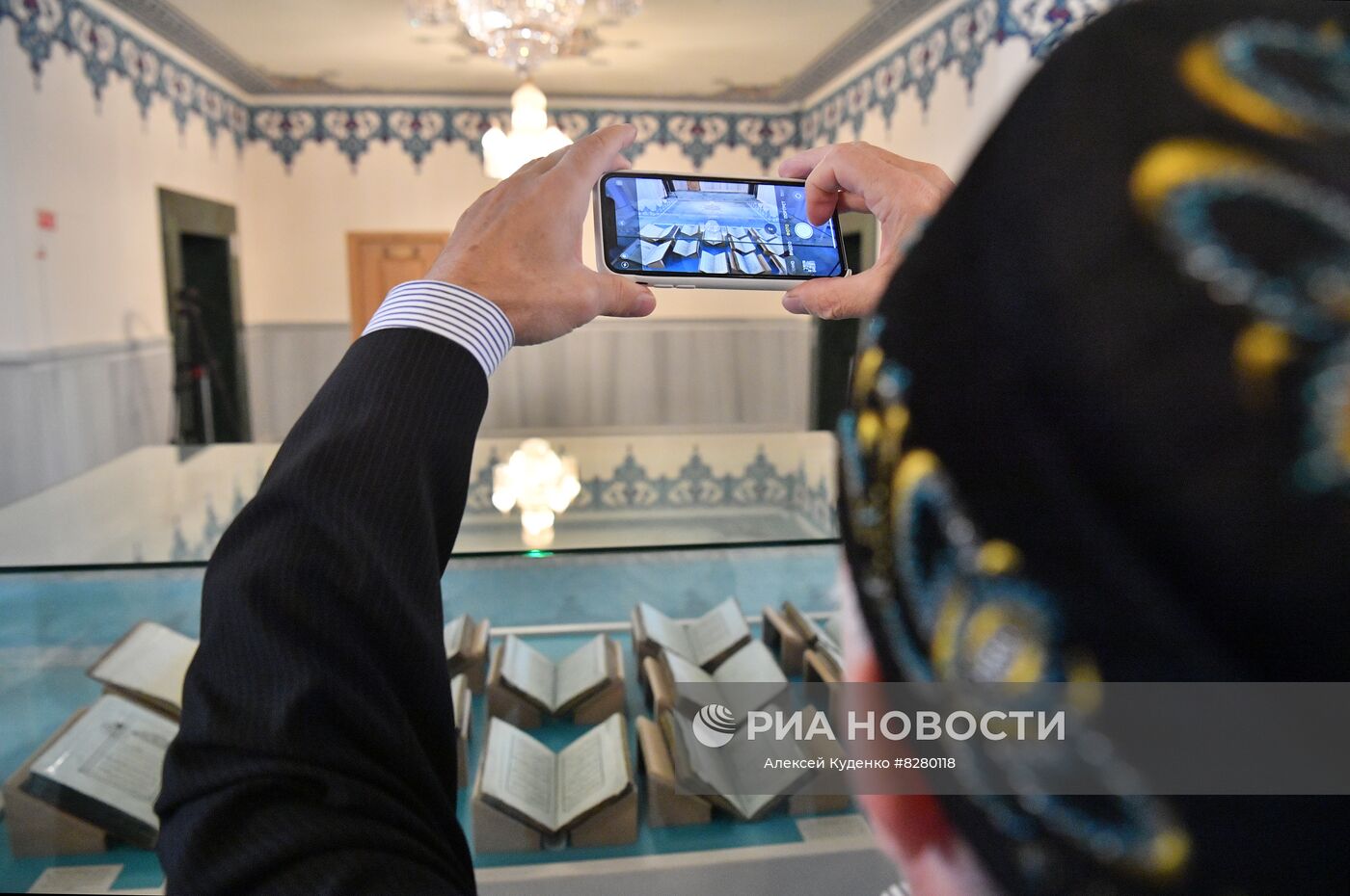 Посетитель фотографирует экспозицию выставки "Кораны России" в Московской Соборной мечети. Место: Россия, Москва. Автор: Алексей Куденко/РИА Новости. Открытие выставки "Кораны России"