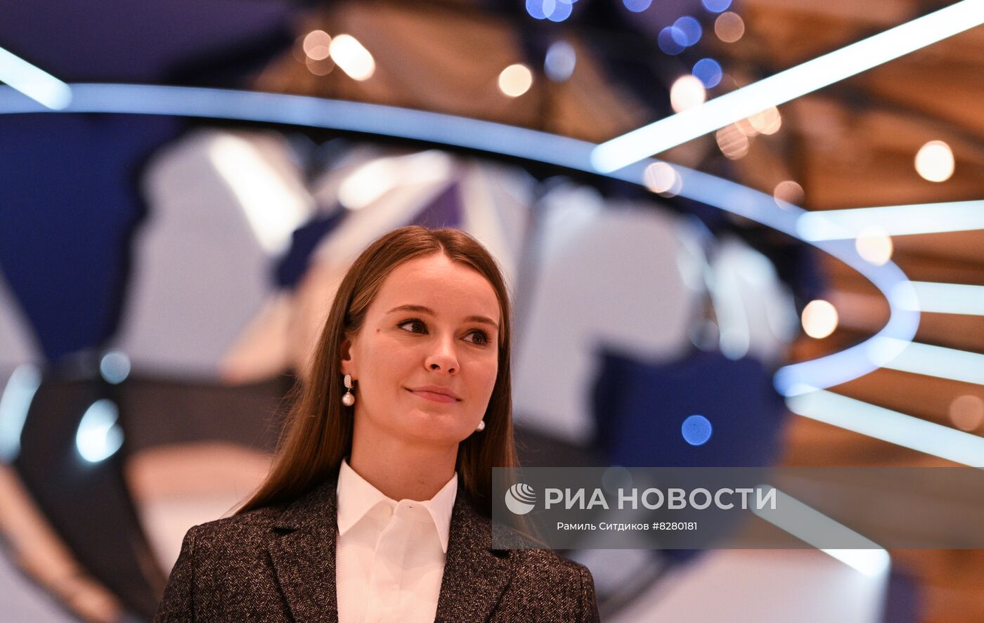 Основатель благотворительного фонда "Жизнь в искусстве", куратор и автор проекта Международного интерактивного фестиваля современного искусства ARTLIFE FEST в Центральном выставочном зале "Манеж" в Москве. Концепция V фестиваля ARTLIFE - "Слияние Вселенных". Его цель - открыть каждому человеку единую Вселенную современного искусства, которая соединяет разные точки зрения и открывает новые горизонты развития.
Место: Россия, Москва. Автор: Рамиль Ситдиков/РИА Новости. Фестиваль современного искусства ARTLIFE FEST 2022