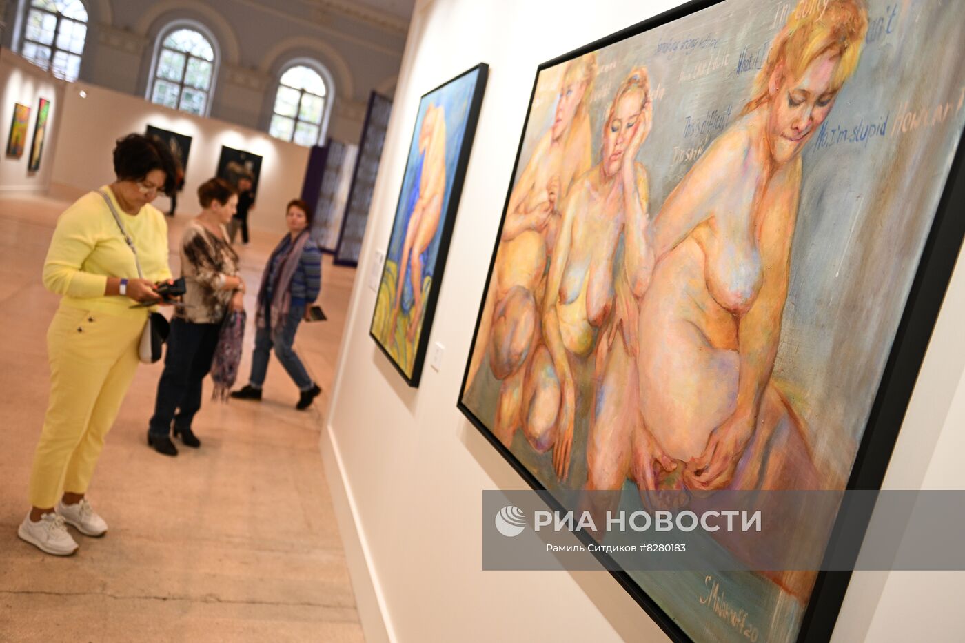 Посетители на V Международном интерактивном фестивале современного искусства ARTLIFE FEST в Центральном выставочном зале "Манеж" в Москве. Концепция V фестиваля ARTLIFE - "Слияние Вселенных". Его цель - открыть каждому человеку единую Вселенную современного искусства, которая соединяет разные точки зрения и открывает новые горизонты развития. Справа на фото - работа художник Светланы Малаховой "Палата номер 6".
Место: Россия, Москва. Автор: Рамиль Ситдиков/РИА Новости. Фестиваль современного искусства ARTLIFE FEST 2022