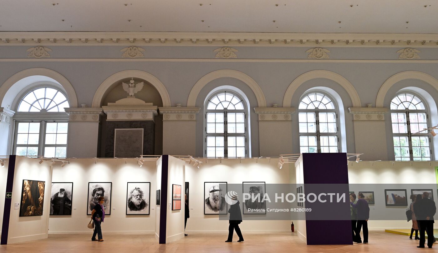 V Международный интерактивный фестиваль современного искусства ARTLIFE FEST в Центральном выставочном зале "Манеж" в Москве. Концепция V фестиваля ARTLIFE - "Слияние Вселенных". Его цель - открыть каждому человеку единую Вселенную современного искусства, которая соединяет разные точки зрения и открывает новые горизонты развития.
Место: Россия, Москва. Автор: Рамиль Ситдиков/РИА Новости. Фестиваль современного искусства ARTLIFE FEST 2022
