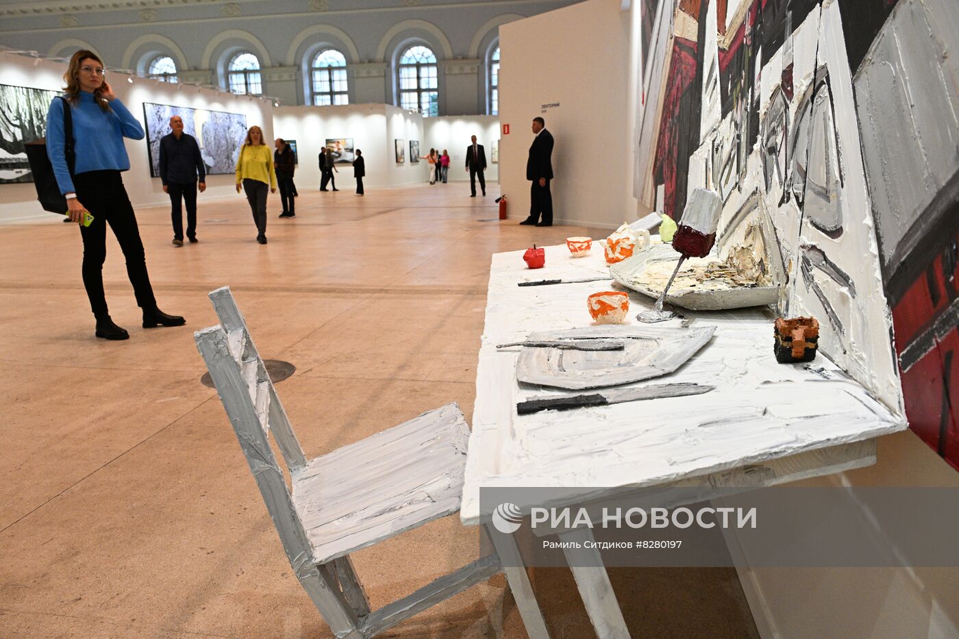 Работа художника Саяна Байгалиева представлена на V Международном интерактивном фестивале современного искусства ARTLIFE FEST в Центральном выставочном зале "Манеж" в Москве. Концепция V фестиваля ARTLIFE - "Слияние Вселенных". Его цель - открыть каждому человеку единую Вселенную современного искусства, которая соединяет разные точки зрения и открывает новые горизонты развития.
Место: Россия, Москва. Автор: Рамиль Ситдиков/РИА Новости. Фестиваль современного искусства ARTLIFE FEST 2022