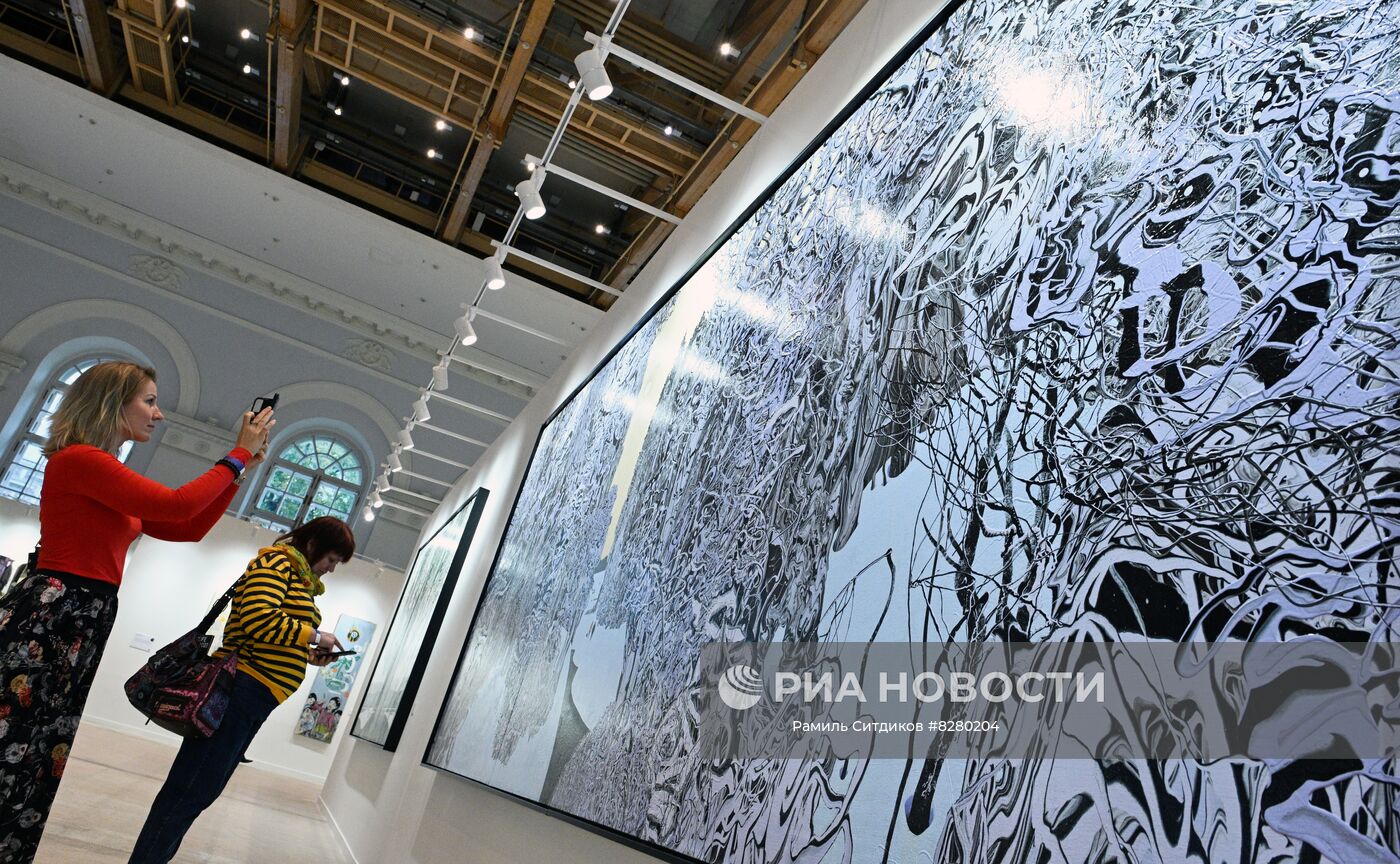 Посетители перед работой художника Максима Моргунова "Зимнее солнце" на V Международном интерактивном фестивале современного искусства ARTLIFE FEST в Центральном выставочном зале "Манеж" в Москве. Концепция V фестиваля ARTLIFE - "Слияние Вселенных". Его цель - открыть каждому человеку единую Вселенную современного искусства, которая соединяет разные точки зрения и открывает новые горизонты развития. Место: Россия, Москва. Автор: Рамиль Ситдиков/РИА Новости. Фестиваль современного искусства ARTLIFE FEST 2022