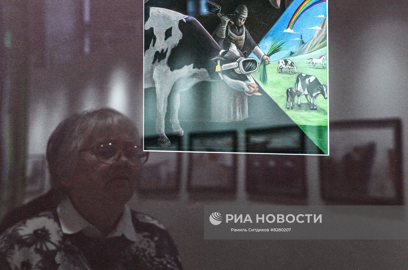 Посетительница у работы художника Марко Мелграти "Все будет хорошо" на V Международном интерактивном фестивале современного искусства ARTLIFE FEST в Центральном выставочном зале "Манеж" в Москве. Концепция V фестиваля ARTLIFE - "Слияние Вселенных". Его цель - открыть каждому человеку единую Вселенную современного искусства, которая соединяет разные точки зрения и открывает новые горизонты развития.
Место: Россия, Москва. Автор: Рамиль Ситдиков/РИА Новости. Фестиваль современного искусства ARTLIFE FEST 2022