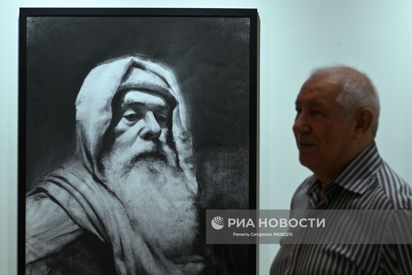 Посетитель перед работой художника Джона Фенерова "Апостол Павел" на V Международном интерактивном фестивале современного искусства ARTLIFE FEST в Центральном выставочном зале "Манеж" в Москве. Концепция V фестиваля ARTLIFE - "Слияние Вселенных". Его цель - открыть каждому человеку единую Вселенную современного искусства, которая соединяет разные точки зрения и открывает новые горизонты развития. Место: Россия, Москва. Автор: Рамиль Ситдиков/РИА Новости. Фестиваль современного искусства ARTLIFE FEST 2022