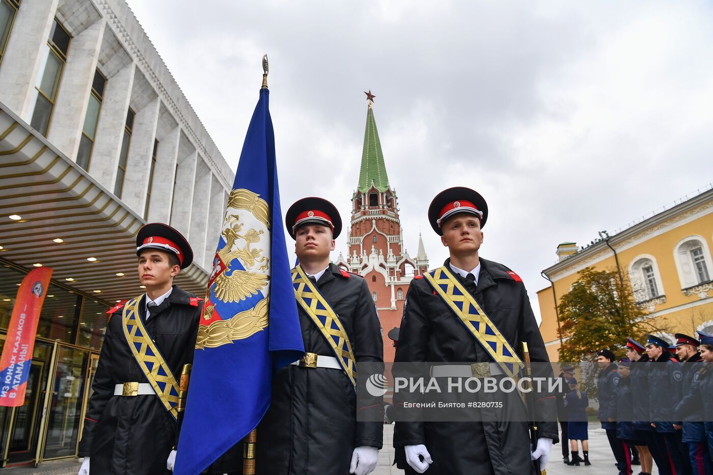 Воспитанники Бриньковского казачьего кадетского корпуса, победившие в смотре-конкурсе на звание "Лучший казачий кадетский корпус" и получившие переходящее знамя президента РФ. Место: Россия, Москва. Автор: Евгений Биятов/РИА Новости. Церемония вручения знамени президента РФ победителю смотра-конкурса на звание "Лучший казачий кадетский корпус"