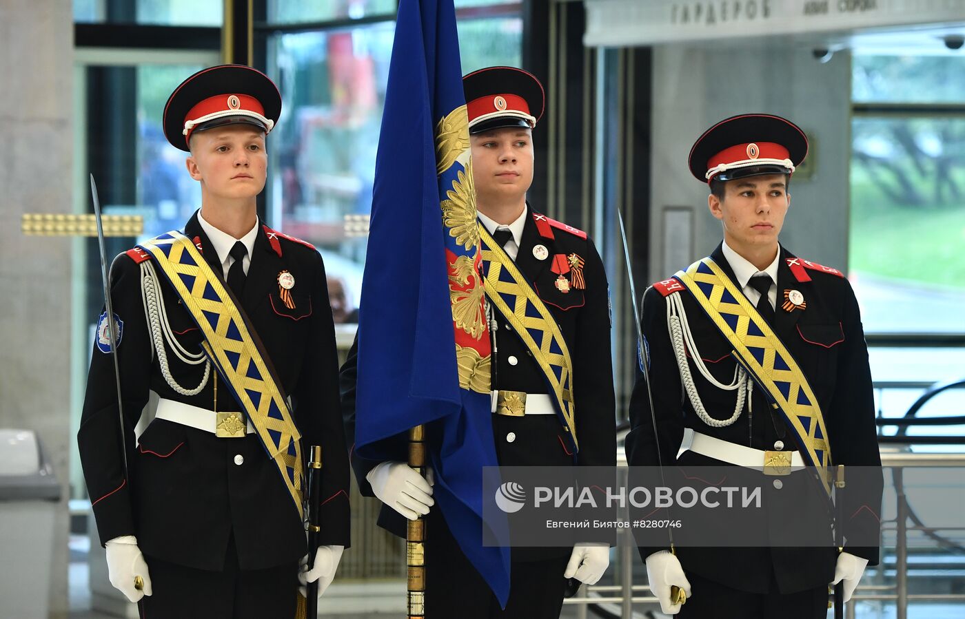 Церемония вручения переходящего знамени президента РФ победителю смотра-конкурса на звание "Лучший казачий кадетский корпус" - Бриньковскому казачьему кадетскому корпусу. Место: Россия, Москва. Автор: Евгений Биятов/РИА Новости. Церемония вручения знамени президента РФ победителю смотра-конкурса на звание "Лучший казачий кадетский корпус"