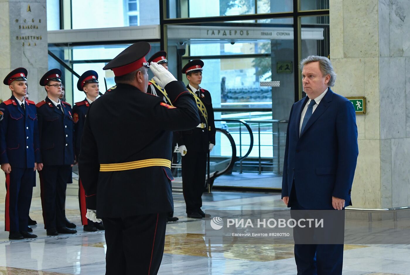 Заместитель руководителя администрации президента РФ Владимир Островенко на церемонии вручения переходящего знамени президента РФ победителю смотра-конкурса на звание "Лучший казачий кадетский корпус" - Бриньковскому казачьему кадетскому корпусу.
Место: Россия, Москва. Автор: Евгений Биятов/РИА Новости. Церемония вручения знамени президента РФ победителю смотра-конкурса на звание "Лучший казачий кадетский корпус"