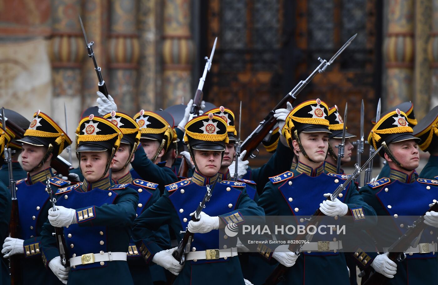 Показательные выступления военнослужащих Президентского полка после церемонии вручения переходящего знамени президента РФ победителю смотра-конкурса на звание "Лучший казачий кадетский корпус" - Бриньковскому казачьему кадетскому корпусу. Место: Россия, Москва. Автор: Евгений Биятов/РИА Новости. Церемония вручения знамени президента РФ победителю смотра-конкурса на звание "Лучший казачий кадетский корпус"