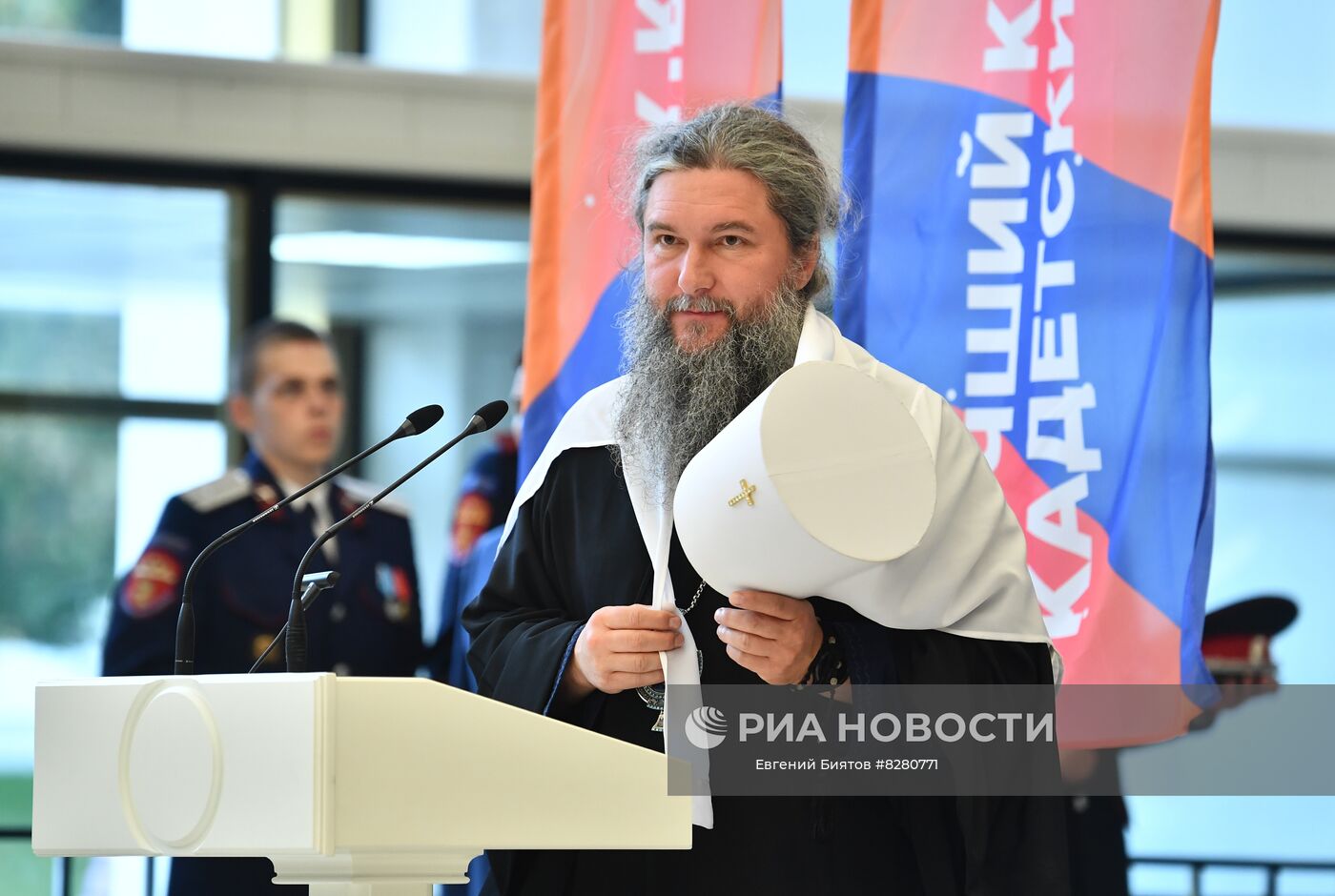 Митрополит Екатеринбургский и Верхотурский Евгений (Алексей Кульберг) на церемонии вручения переходящего знамени президента РФ победителю смотра-конкурса на звание "Лучший казачий кадетский корпус" - Бриньковскому казачьему кадетскому корпусу. Место: Россия, Москва. Автор: Евгений Биятов/РИА Новости. Церемония вручения знамени президента РФ победителю смотра-конкурса на звание "Лучший казачий кадетский корпус"