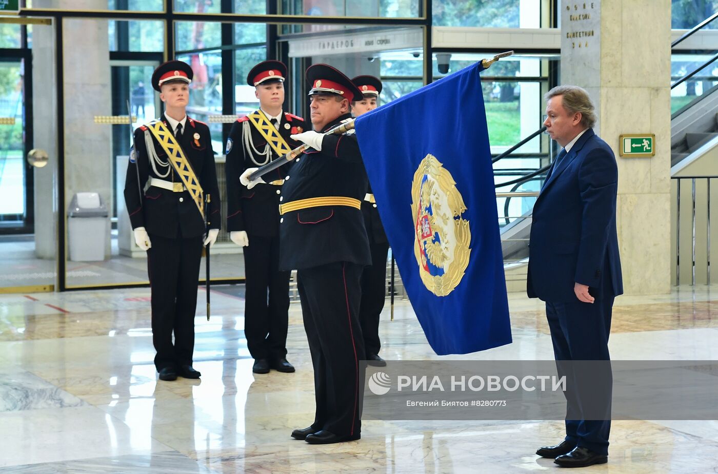 Заместитель руководителя администрации президента РФ Владимир Островенко (справа) вручил директору Бриньковского казачьего кадетского корпуса имени сотника М. Я. Чайки Анатолию Каражову переходящее знамя президента РФ за победу в смотре-конкурсе на звание "Лучший казачий кадетский корпус". Место: Россия, Москва. Автор: Евгений Биятов/РИА Новости. Церемония вручения знамени президента РФ победителю смотра-конкурса на звание "Лучший казачий кадетский корпус"