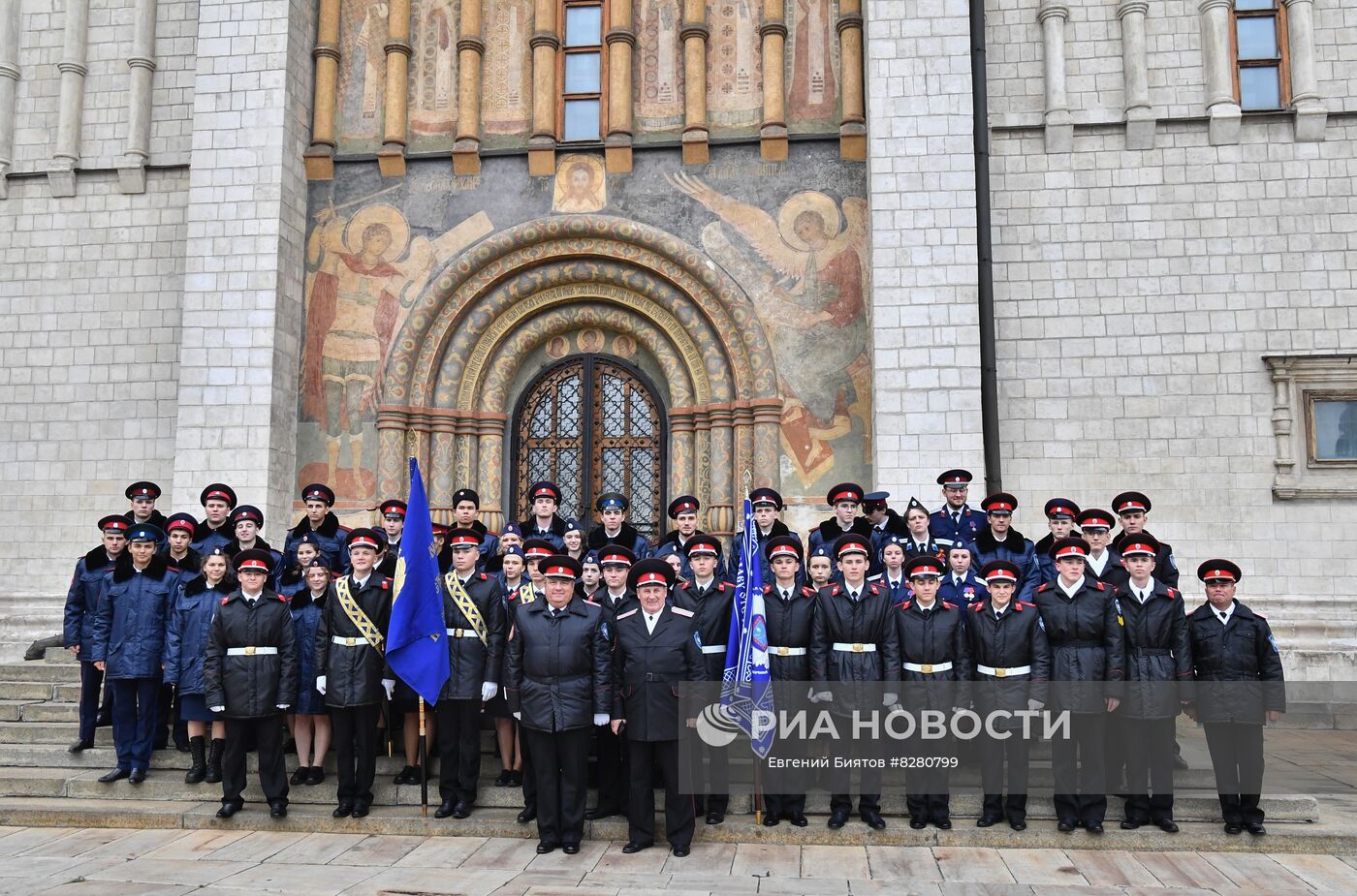 Воспитанники Бриньковского казачьего кадетского корпуса, победившие в смотре-конкурсе на звание "Лучший казачий кадетский корпус" и получившие переходящее знамя президента РФ. Место: Россия, Москва. Автор: Евгений Биятов/РИА Новости. Церемония вручения знамени президента РФ победителю смотра-конкурса на звание "Лучший казачий кадетский корпус"