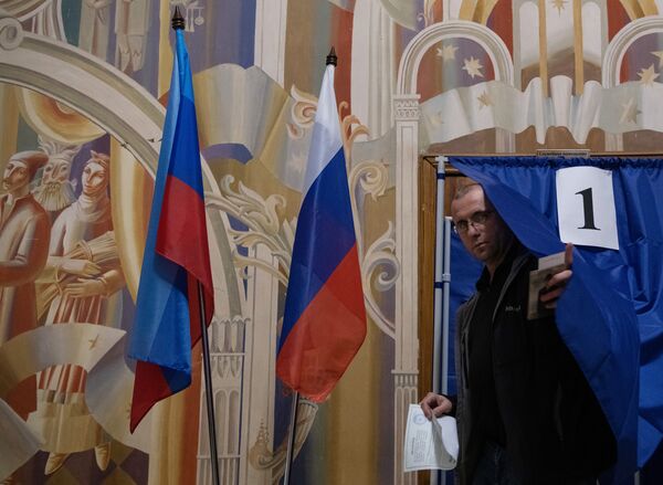 Избиратель голосует на участке в Луганске на референдуме о вхождении ЛНР в состав Российской Федерации. Референдумы о присоединении к России в ЛНР и ДНР