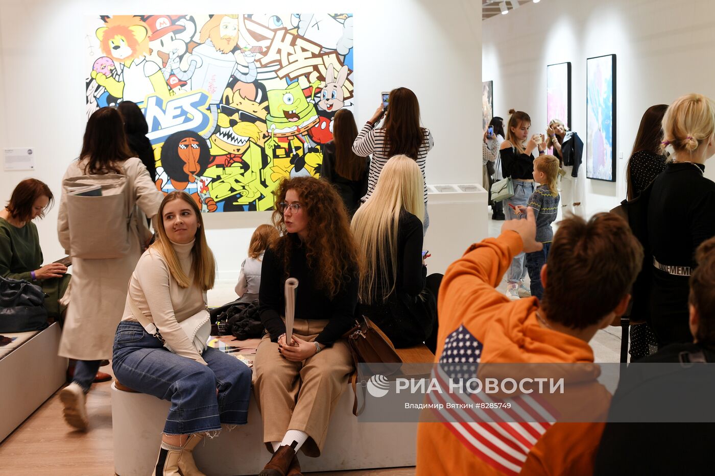 Посетители на V Международном интерактивном фестивале современного искусства ARTLIFE FEST в Центральном выставочном зале "Манеж" в Москве. Концепция V фестиваля ARTLIFE - "Слияние Вселенных". Место: Россия, Москва. Автор: Владимир Вяткин/РИА Новости. Фестиваль современного искусства ARTLIFE FEST 2022