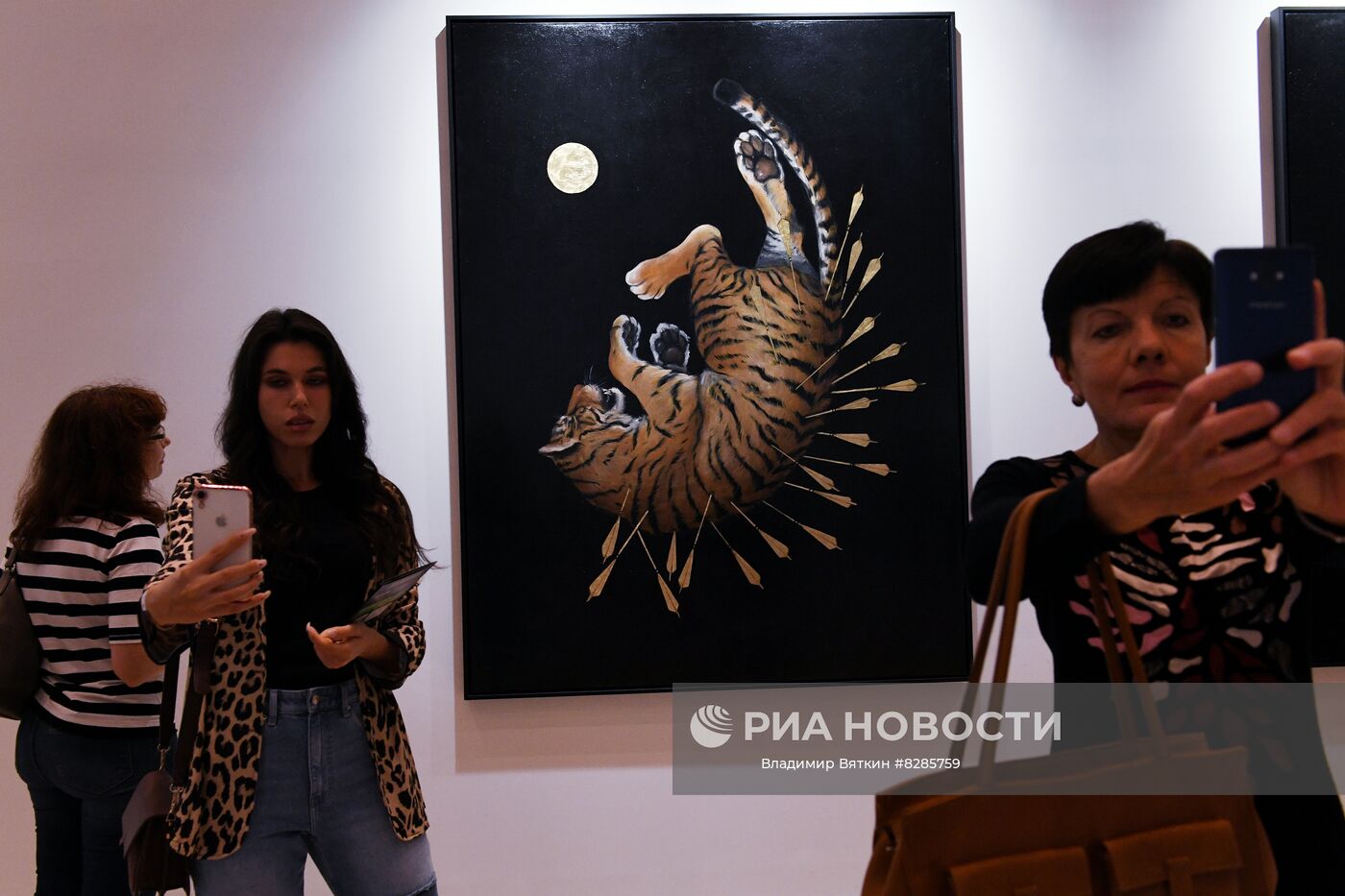 Посетители на V Международном интерактивном фестивале современного искусства ARTLIFE FEST в Центральном выставочном зале "Манеж" в Москве. Концепция V фестиваля ARTLIFE - "Слияние Вселенных". Место: Россия, Москва. Автор: Владимир Вяткин/РИА Новости. Фестиваль современного искусства ARTLIFE FEST 2022