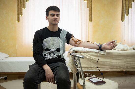 Сдача донорской крови студентами Луганского медуниверситета