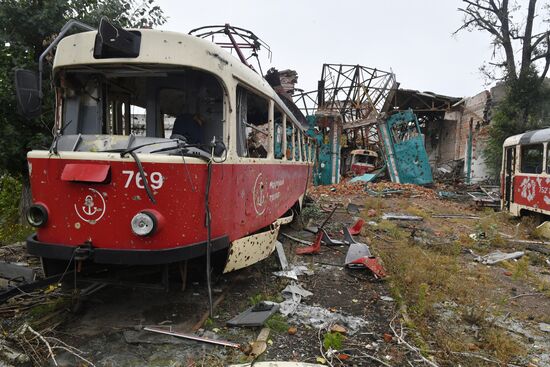 Разрушенное трамвайное депо в Мариуполе