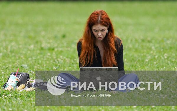 Отдыхающие в музее-заповеднике "Царицыно"