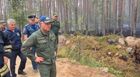 Министр РФ по делам гражданской обороны, чрезвычайным ситуациям и ликвидации последствий стихийных бедствий Евгений Зиничев (на первом плане) после облета пострадавших от природных пожаров территорий региона прибыл в поселок Найстенъярви Суоярвского района, вблизи которого действует природный пожар площадью активного горения в 4,5 га. Слева - глава Республики Карелия Артур Парфенчиков. В Карелии действуют 39 очагов природных пожаров на площади активного горения 31,5 гектара. Максимально возможное качество. Стоп-кадр с видео, предоставленного МЧС РФ. Изображение является раздаточным материалом, предоставлено третьей стороной. Только редакционное использование. Запрет на архивирование, коммерческое использование, рекламную кампанию. Место: Россия, Республика Карелия. Природные пожары в Карелии