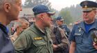 Министр РФ по делам гражданской обороны, чрезвычайным ситуациям и ликвидации последствий стихийных бедствий Евгений Зиничев (в центре) после облета пострадавших от природных пожаров территорий региона прибыл в поселок Найстенъярви Суоярвского района, вблизи которого действует природный пожар площадью активного горения в 4,5 га. Слева - глава Республики Карелия Артур Парфенчиков. В Карелии действуют 39 очагов природных пожаров на площади активного горения 31,5 гектара. Максимально возможное качество. Стоп-кадр с видео, предоставленного МЧС РФ. Изображение является раздаточным материалом, предоставлено третьей стороной. Только редакционное использование. Запрет на архивирование, коммерческое использование, рекламную кампанию. Место: Россия, Республика Карелия. Природные пожары в Карелии